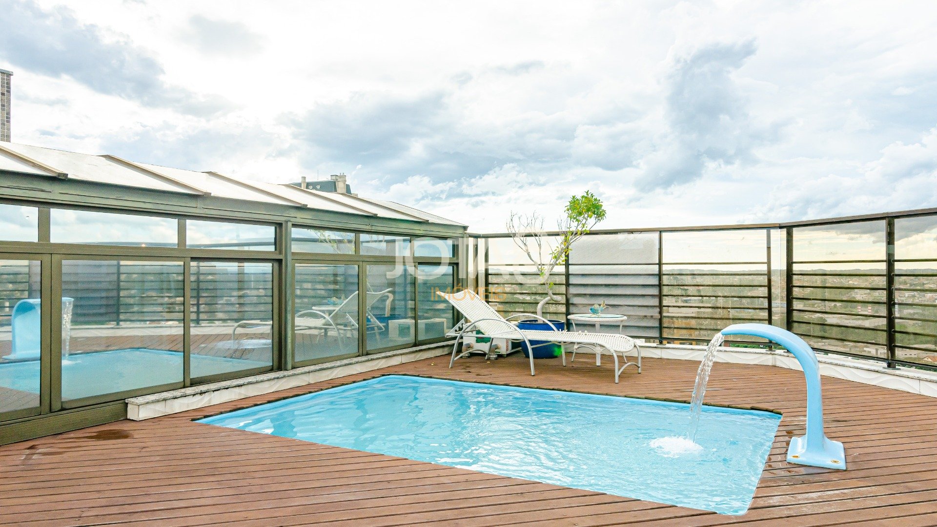 COBERTURA COM PISCINA NO CORAÇÃO DO ECOVILE