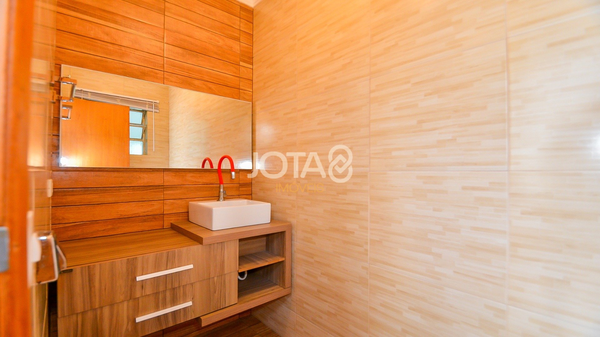 CASA COM 4 QUARTOS. SUÍTES. AMPLO TERRENO. TARUMÃ