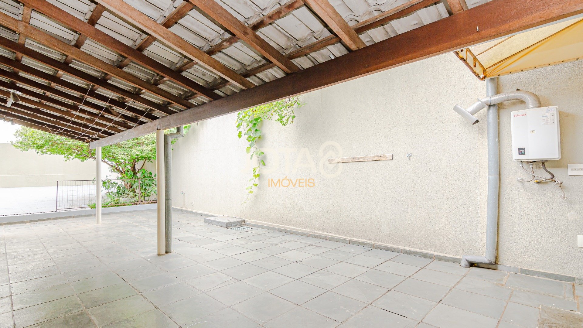 CASA MOBILIADA 3 QUARTOS COM QUINTAL E TERRENO