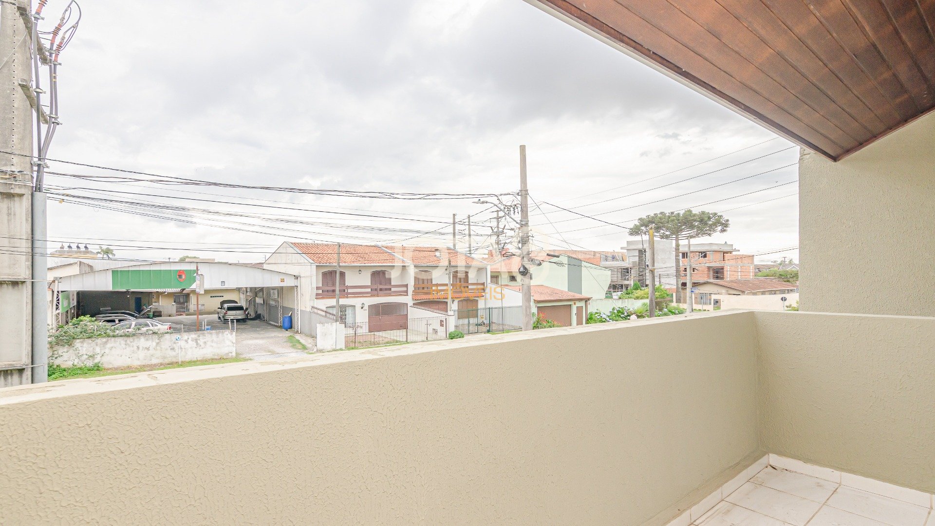 CASA MOBILIADA 3 QUARTOS COM QUINTAL E TERRENO