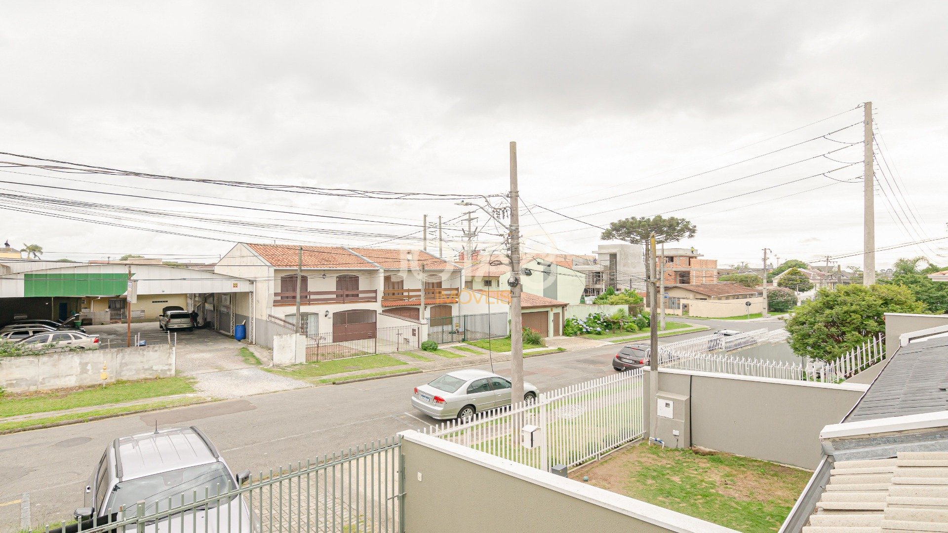 CASA MOBILIADA 3 QUARTOS COM QUINTAL E TERRENO