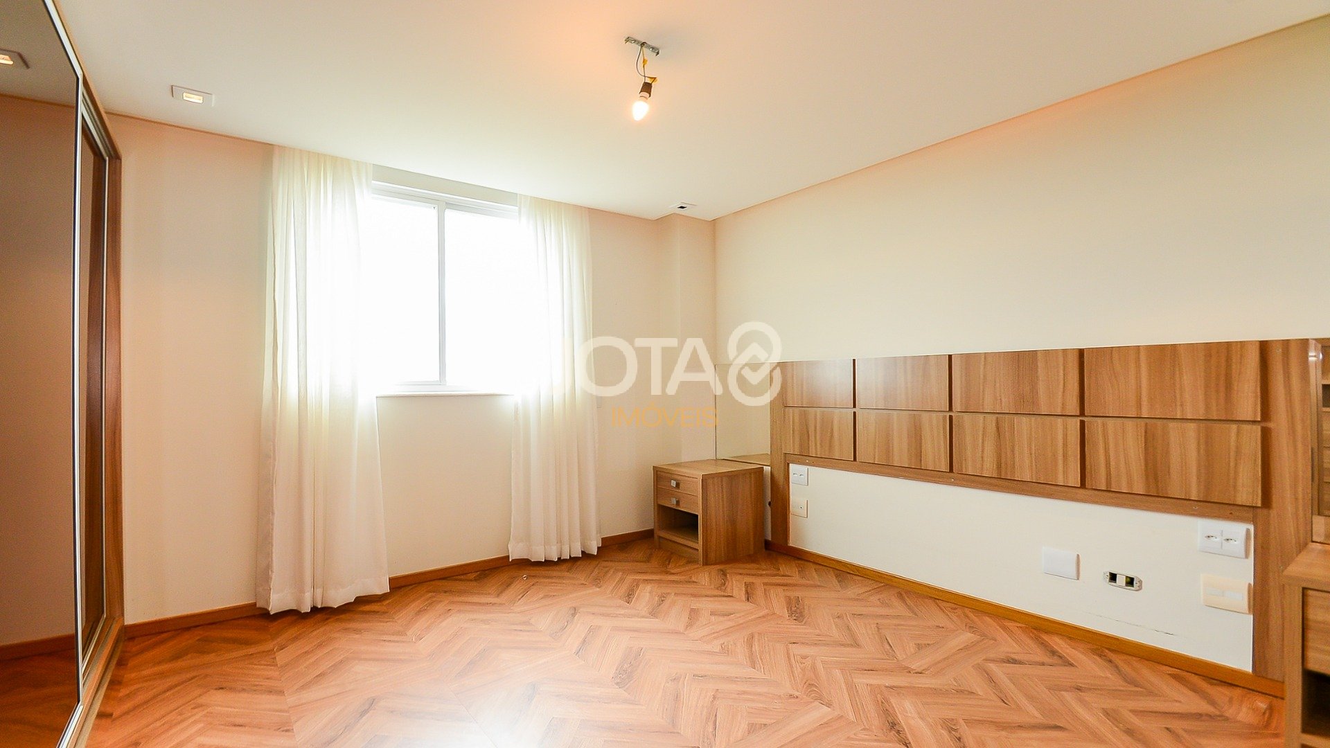 APARTAMENTO NO BIGORRILHO COM VISTA PARA O BARIGUI!