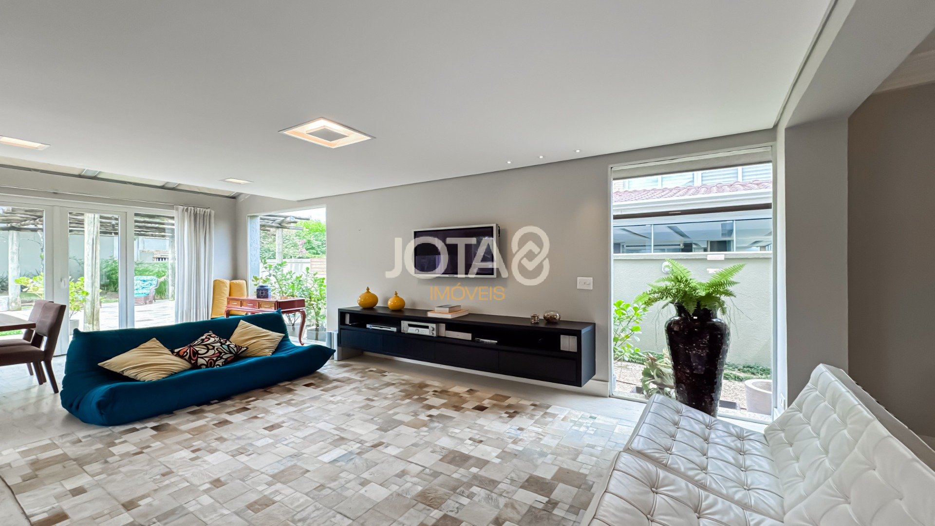 CASA EM CONDOMÍNIO COM 4 QUARTOS SENDO 2 SUÍTES E 2 DEMI!