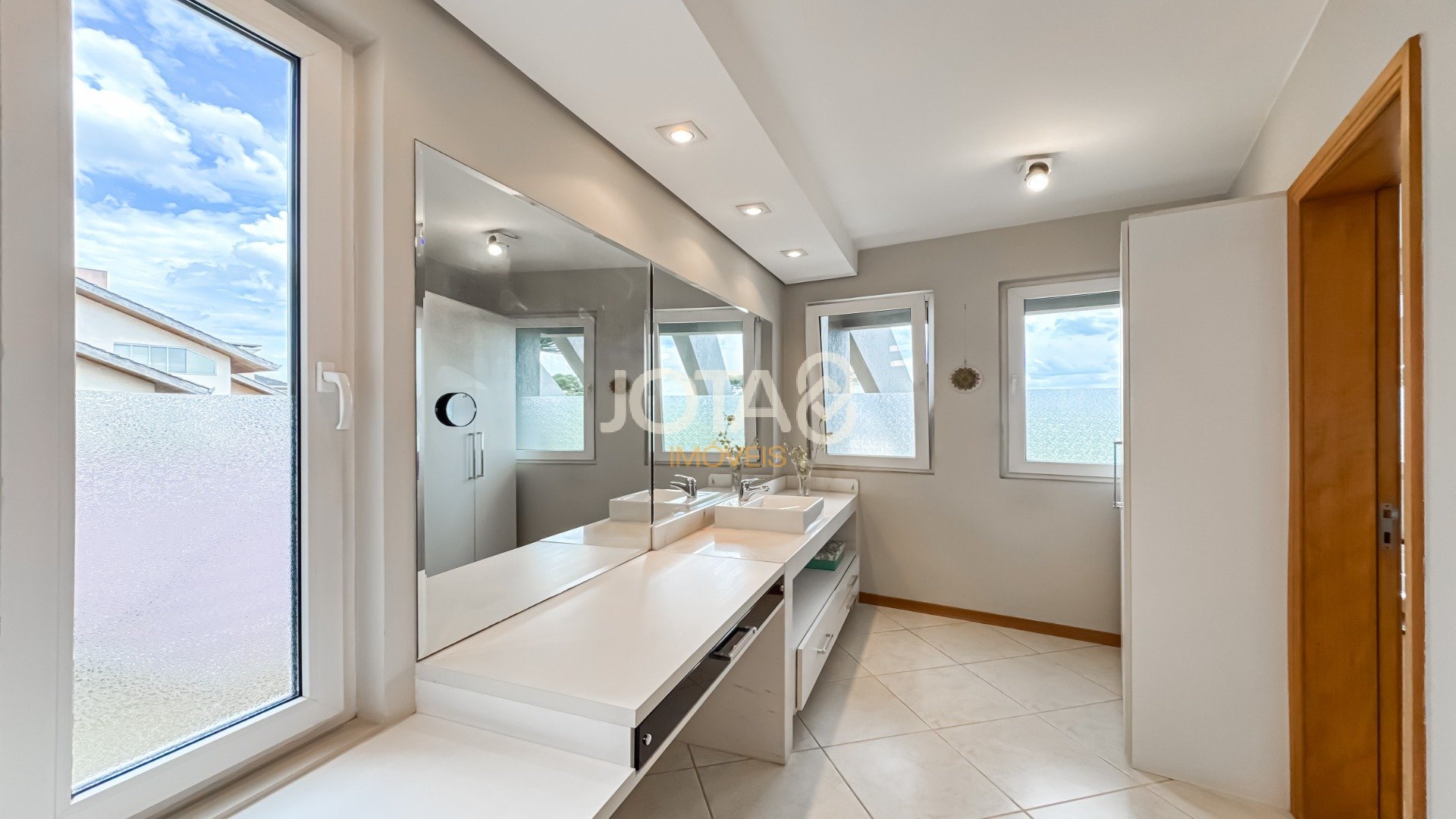 CASA EM CONDOMÍNIO COM 4 QUARTOS SENDO 2 SUÍTES E 2 DEMI!