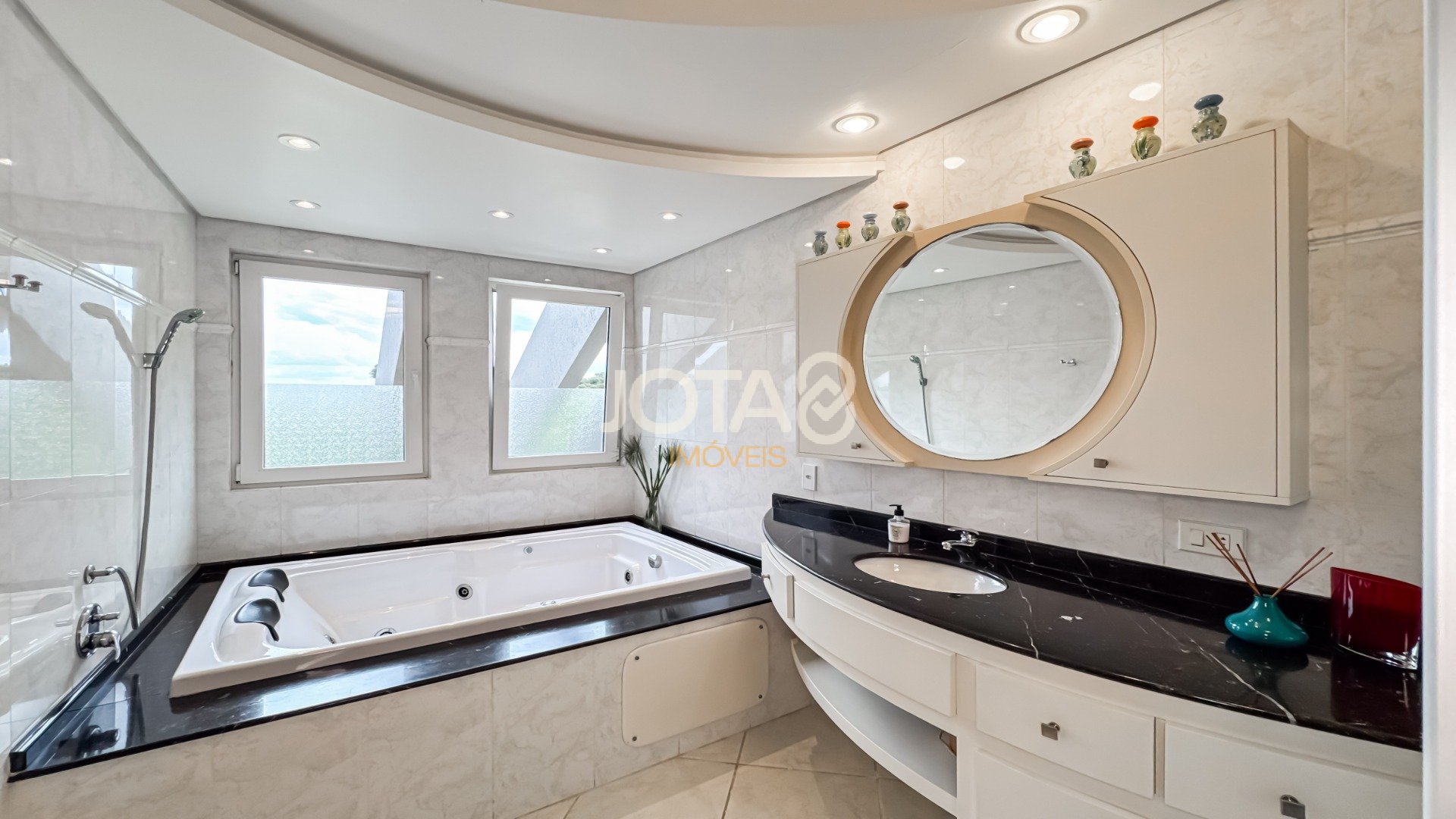 CASA EM CONDOMÍNIO COM 4 QUARTOS SENDO 2 SUÍTES E 2 DEMI!