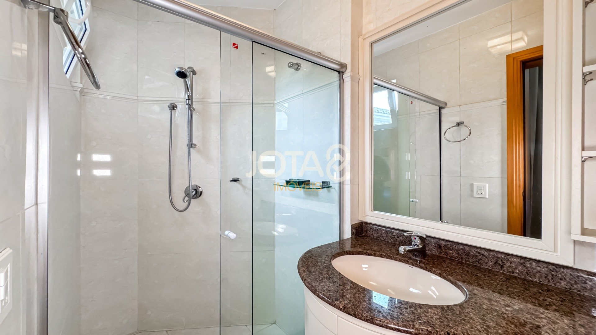 CASA EM CONDOMÍNIO COM 4 QUARTOS SENDO 2 SUÍTES E 2 DEMI!