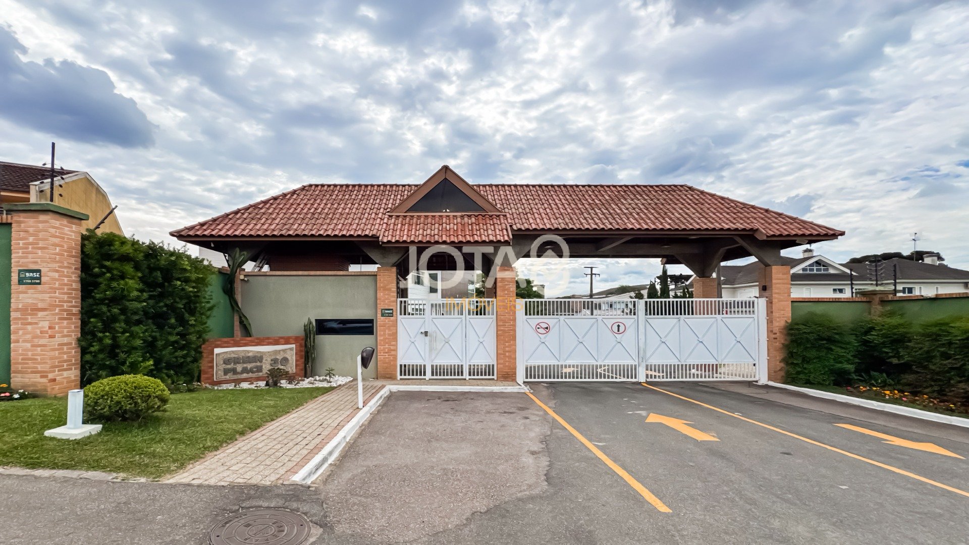 CASA EM CONDOMÍNIO COM 4 QUARTOS SENDO 2 SUÍTES E 2 DEMI!