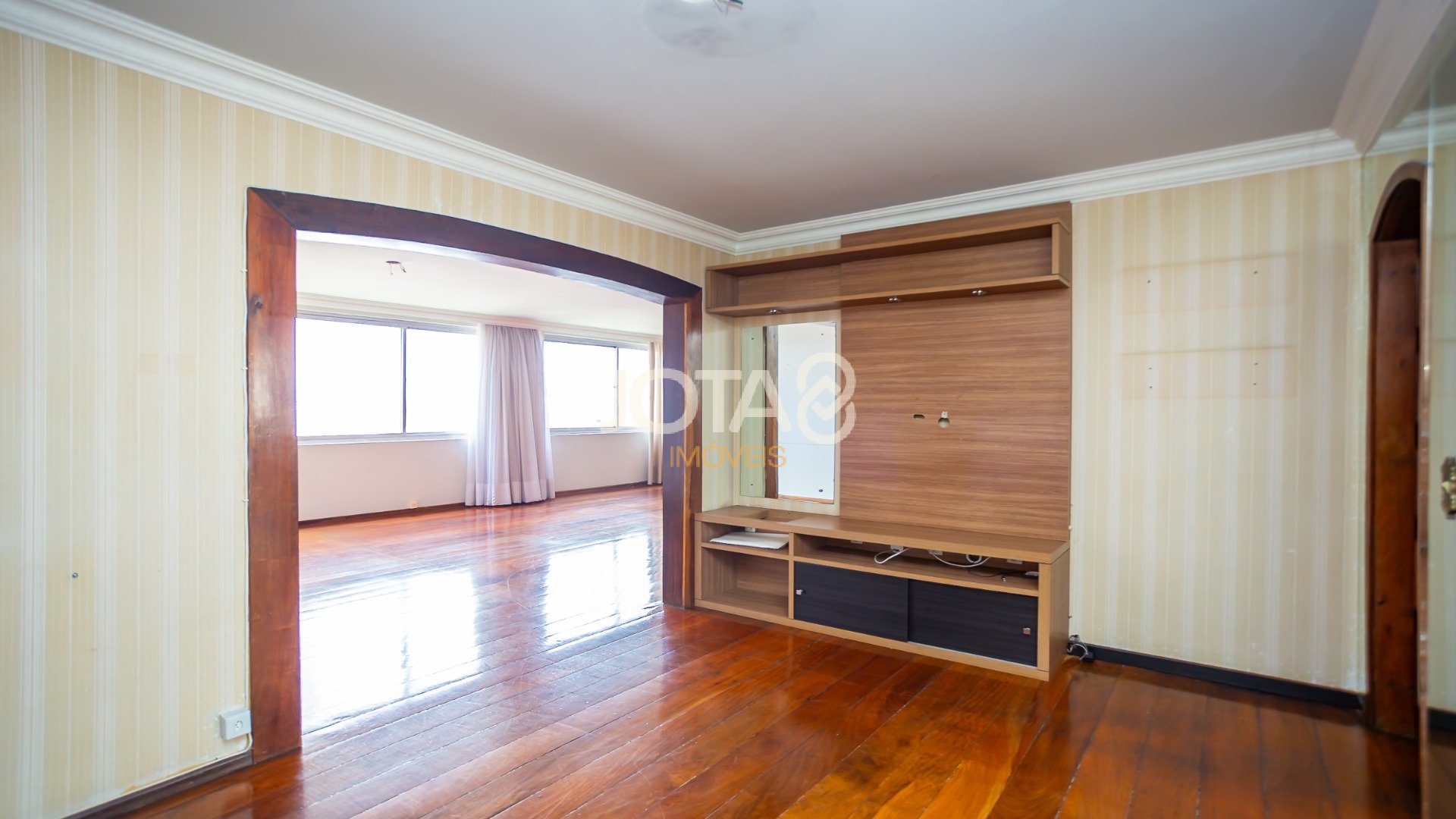 EXCELENTE APARTAMENTO PARA RETROFIT NO BATEL