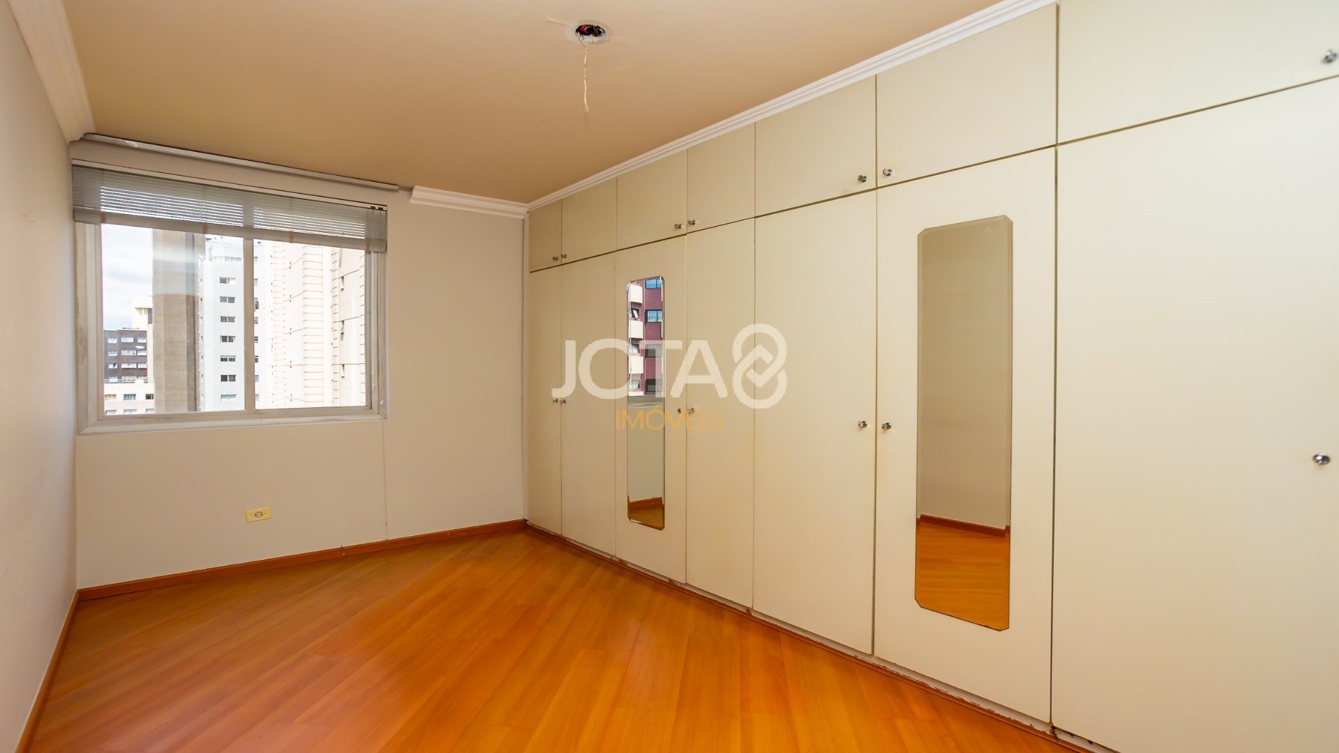 EXCELENTE APARTAMENTO PARA RETROFIT NO BATEL