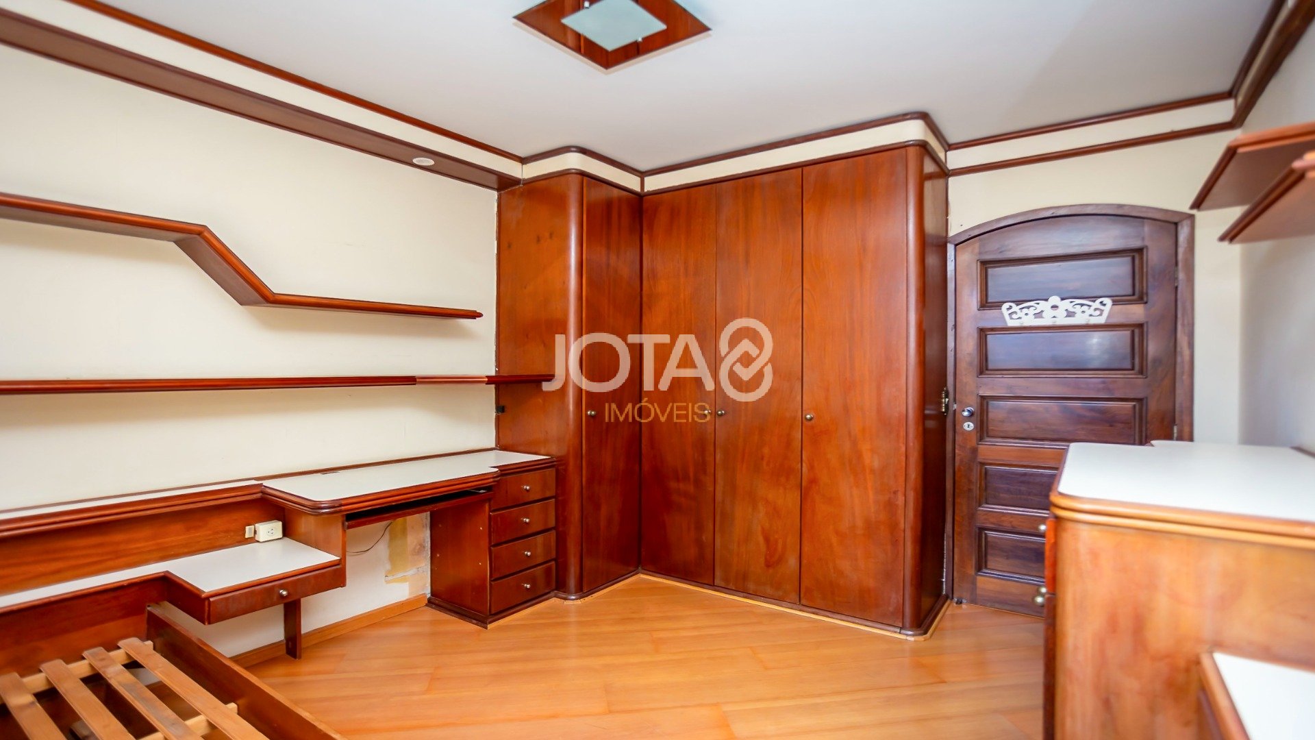 EXCELENTE APARTAMENTO PARA RETROFIT NO BATEL