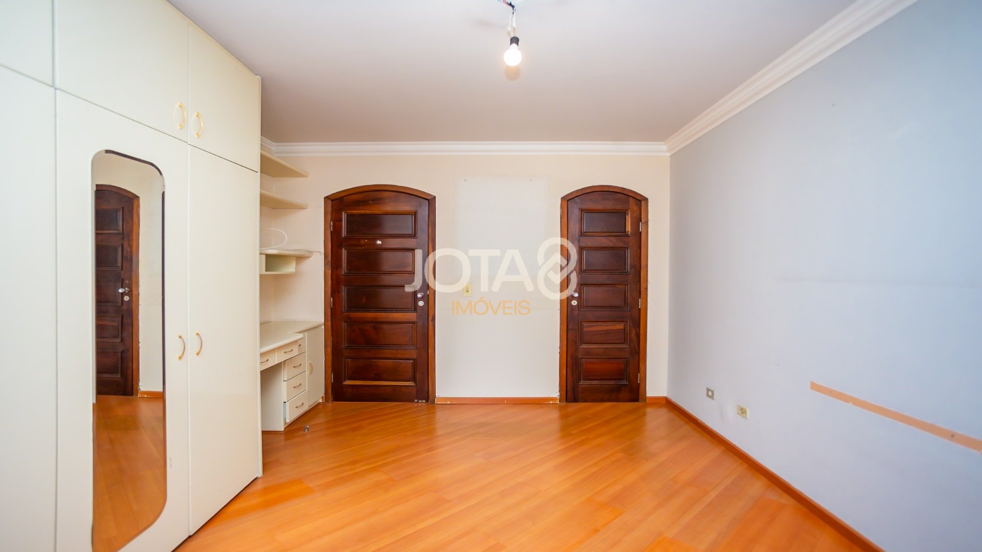 EXCELENTE APARTAMENTO PARA RETROFIT NO BATEL