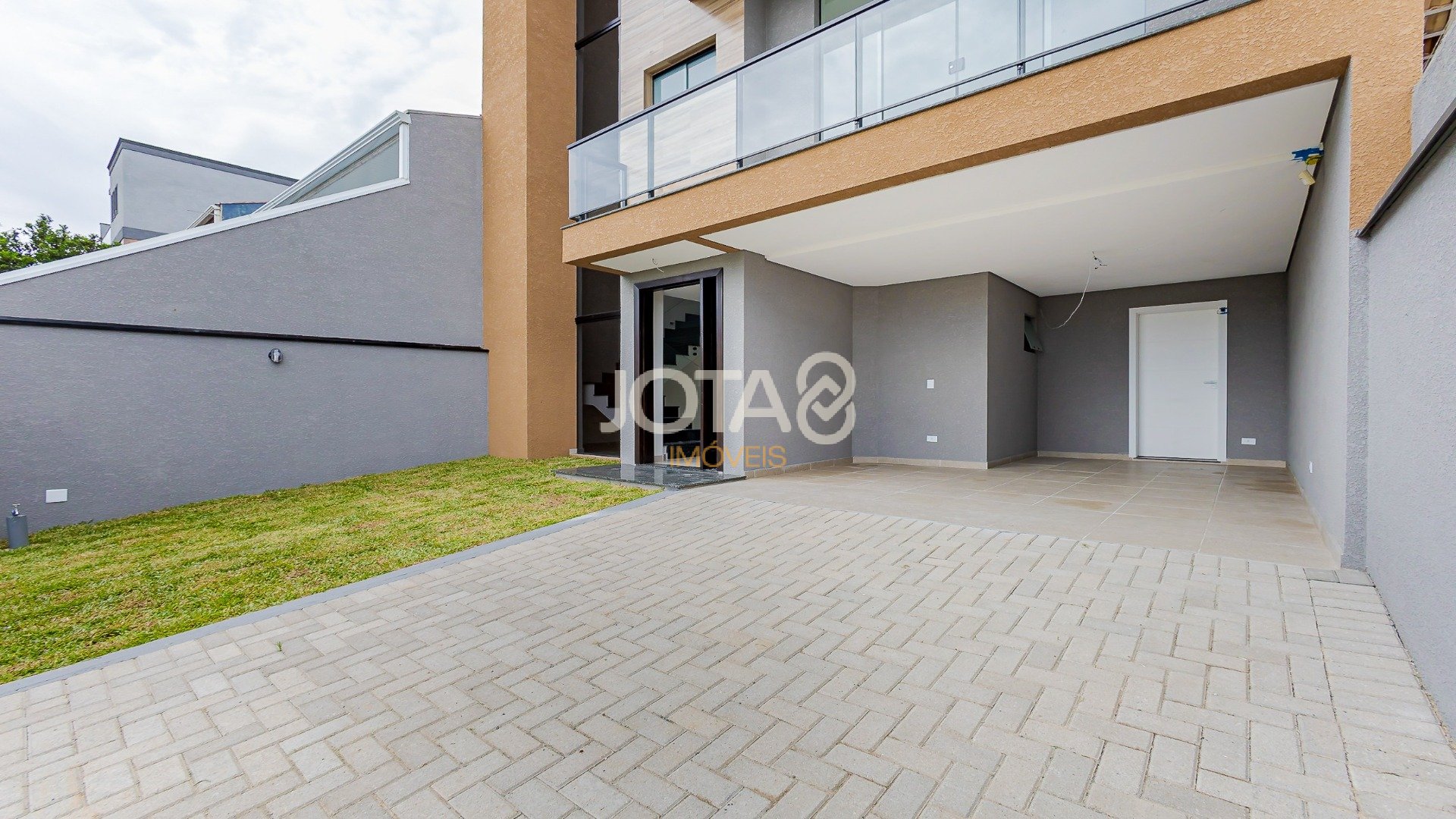 SOBRADO TRIPLEX COM  3 QUARTOS, JARDIM E TERRACO