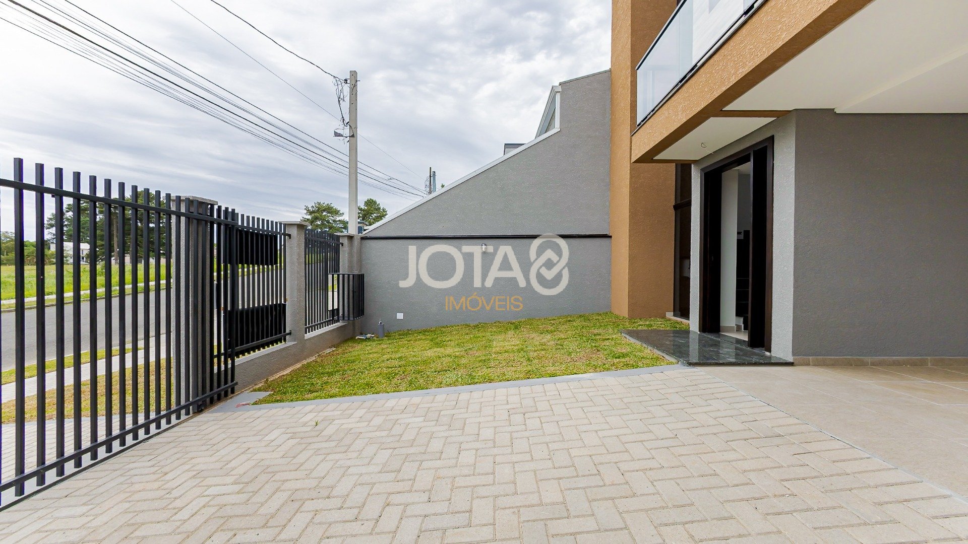 SOBRADO TRIPLEX COM  3 QUARTOS, JARDIM E TERRACO