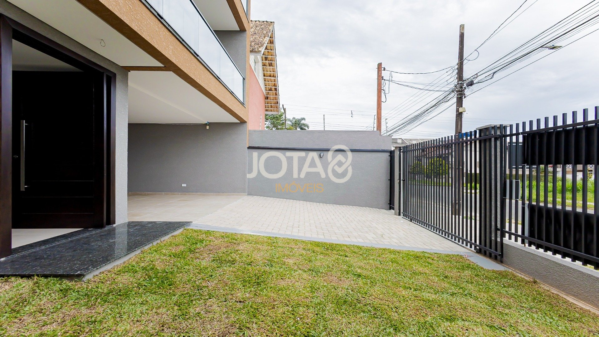 SOBRADO TRIPLEX COM  3 QUARTOS, JARDIM E TERRACO