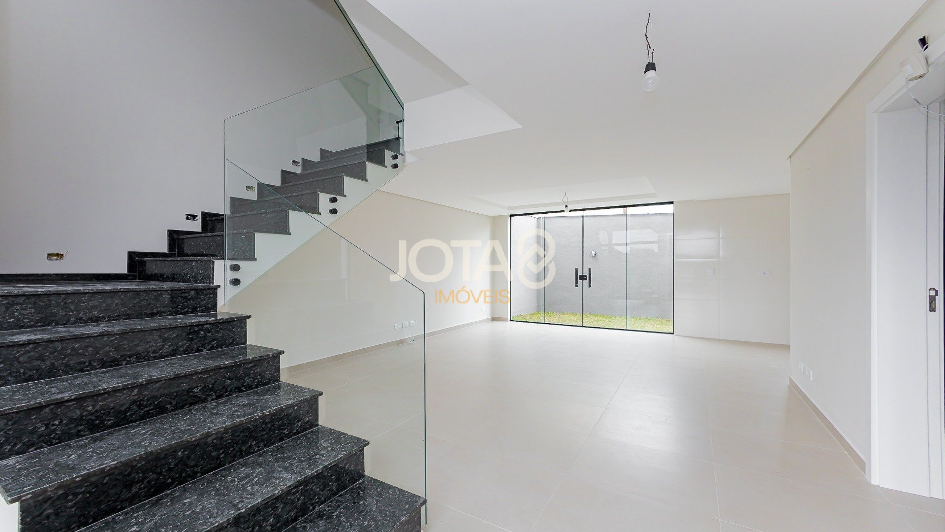 SOBRADO TRIPLEX COM  3 QUARTOS, JARDIM E TERRACO