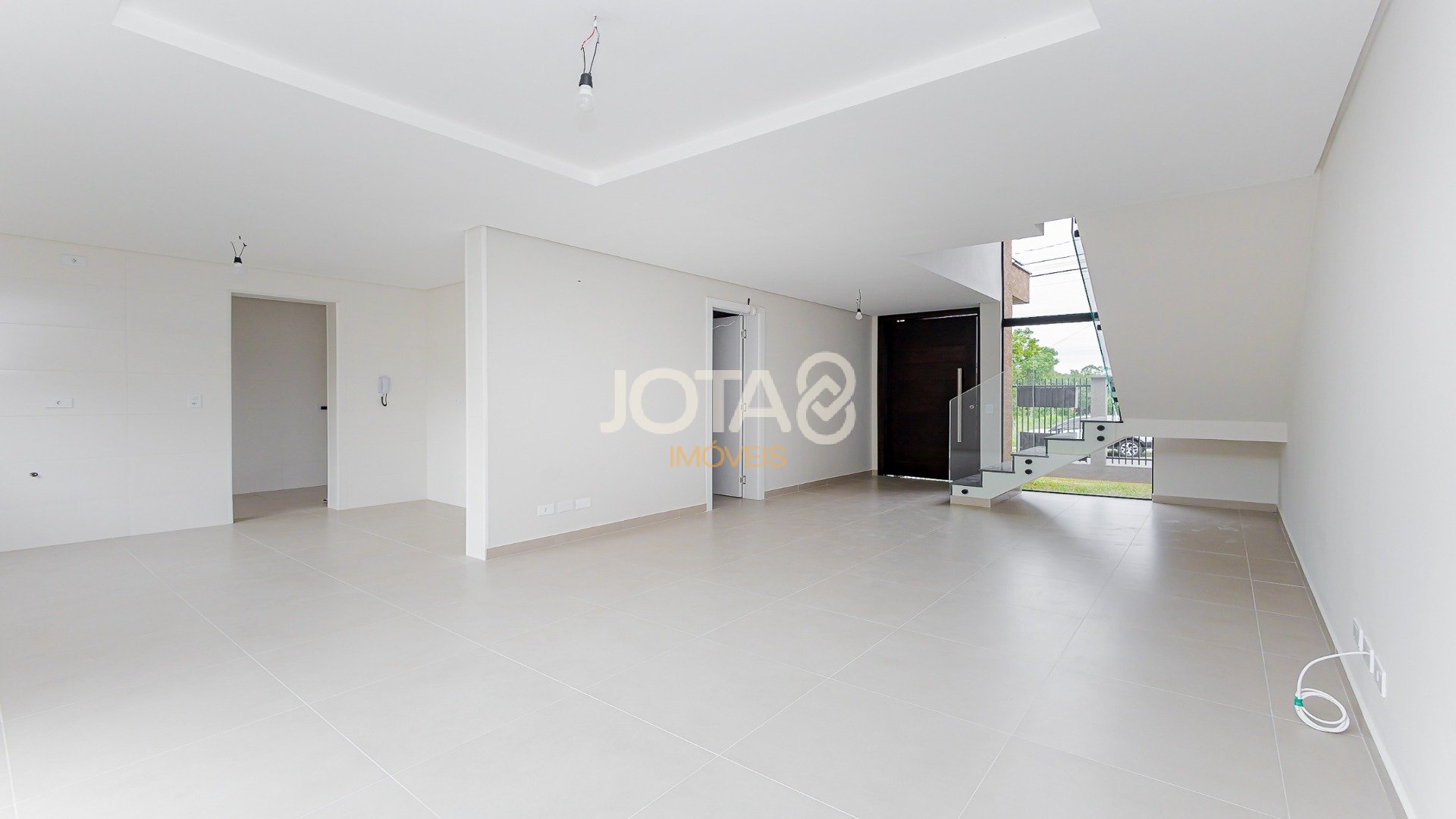 SOBRADO TRIPLEX COM  3 QUARTOS, JARDIM E TERRACO
