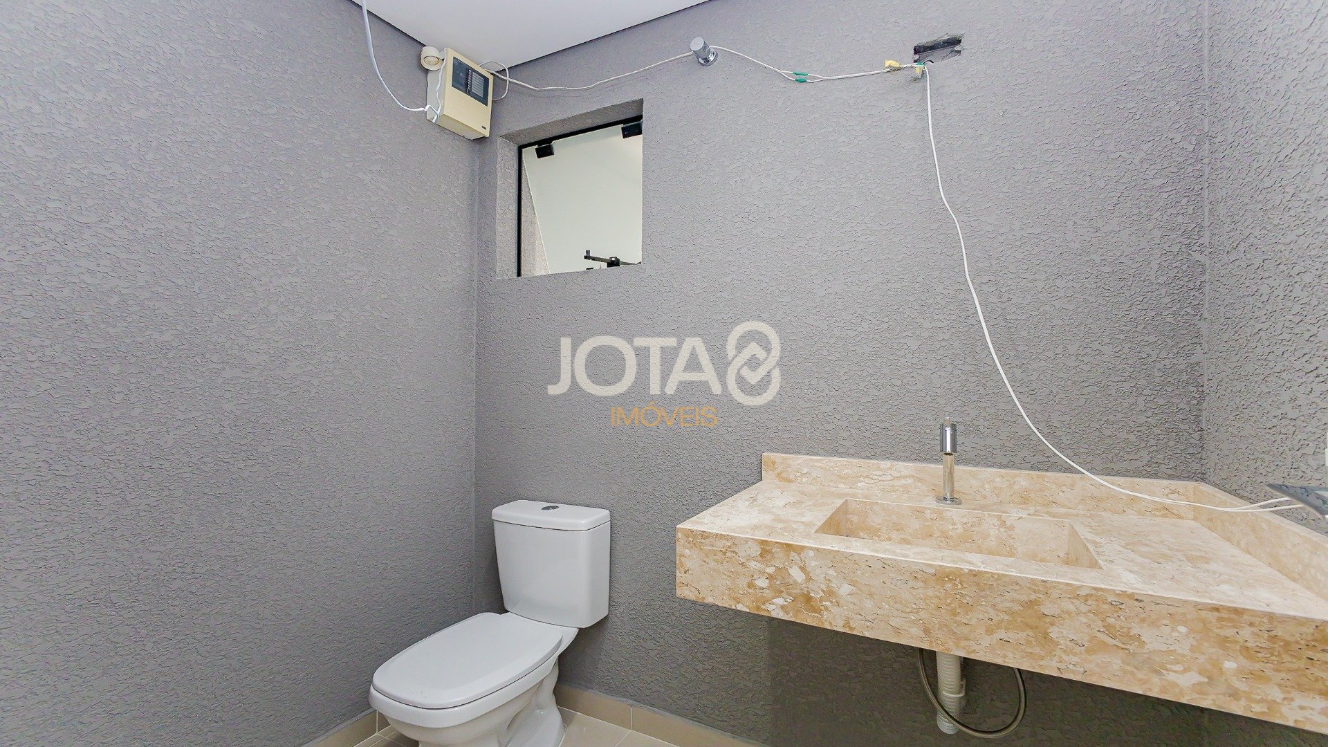 SOBRADO TRIPLEX COM  3 QUARTOS, JARDIM E TERRACO