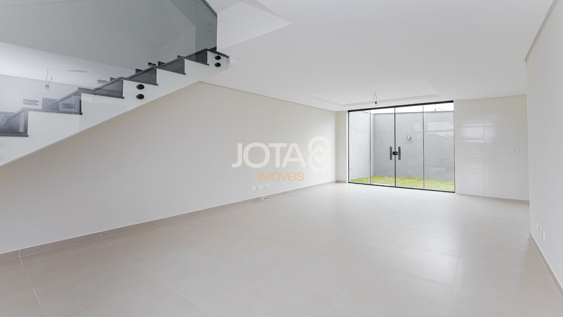SOBRADO TRIPLEX COM  3 QUARTOS, JARDIM E TERRACO