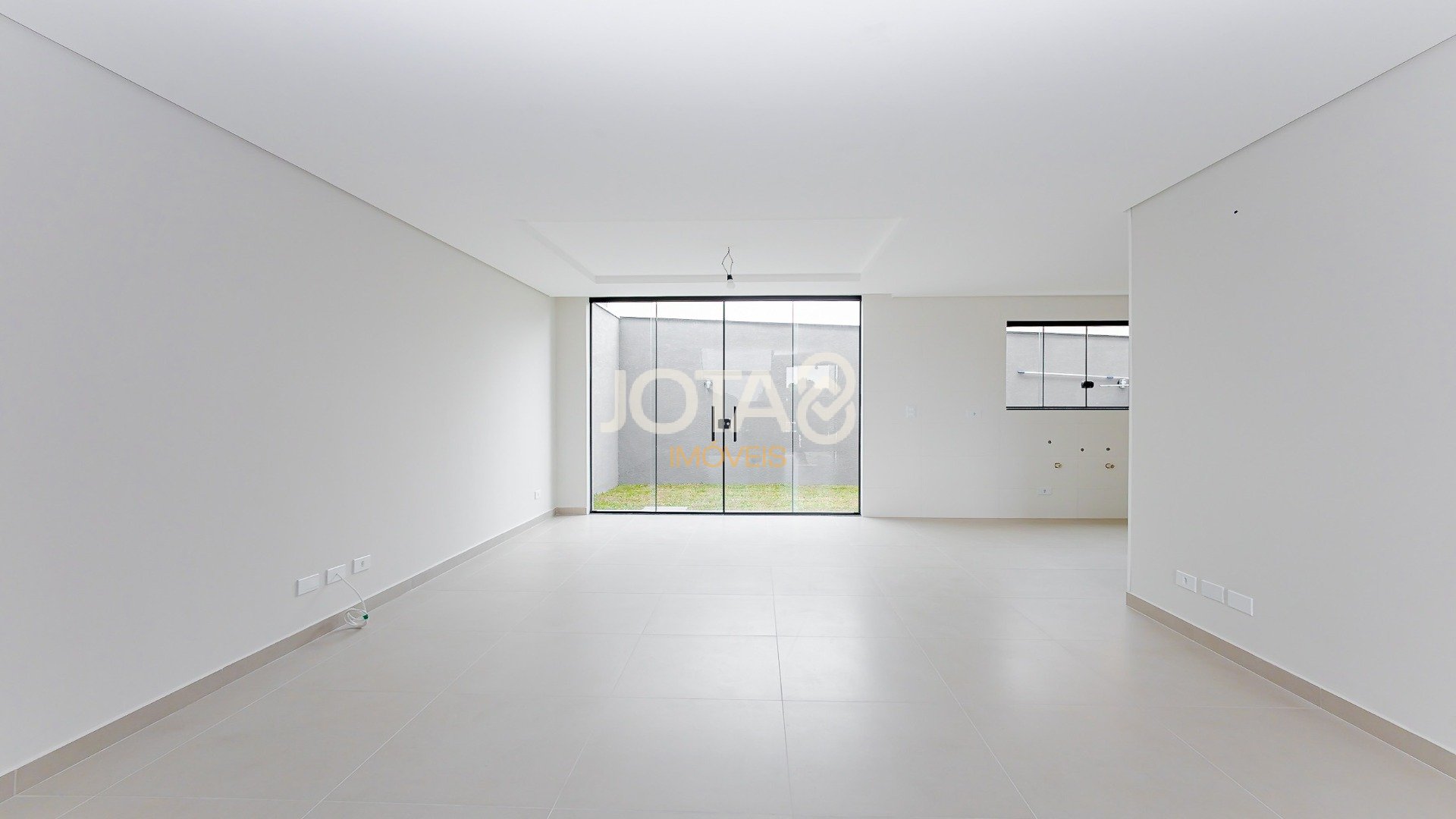 SOBRADO TRIPLEX COM  3 QUARTOS, JARDIM E TERRACO