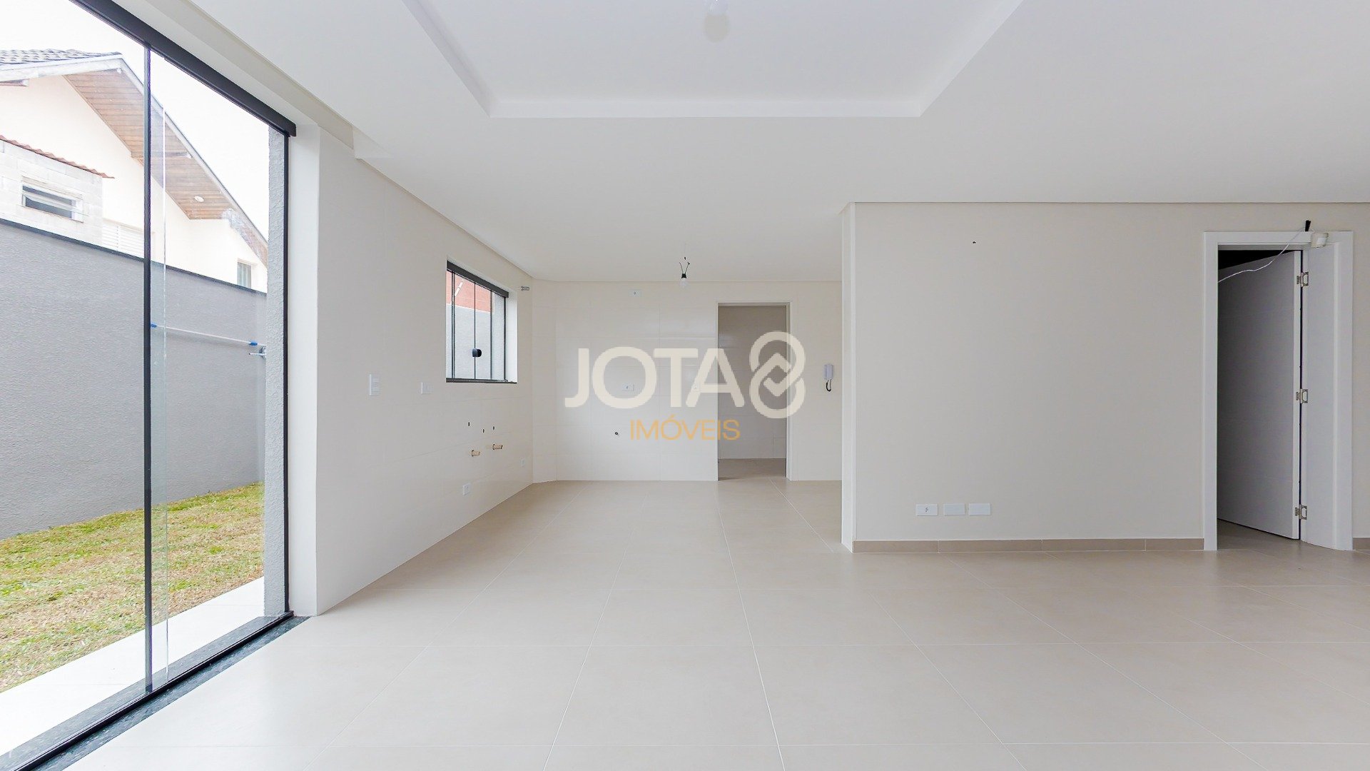 SOBRADO TRIPLEX COM  3 QUARTOS, JARDIM E TERRACO