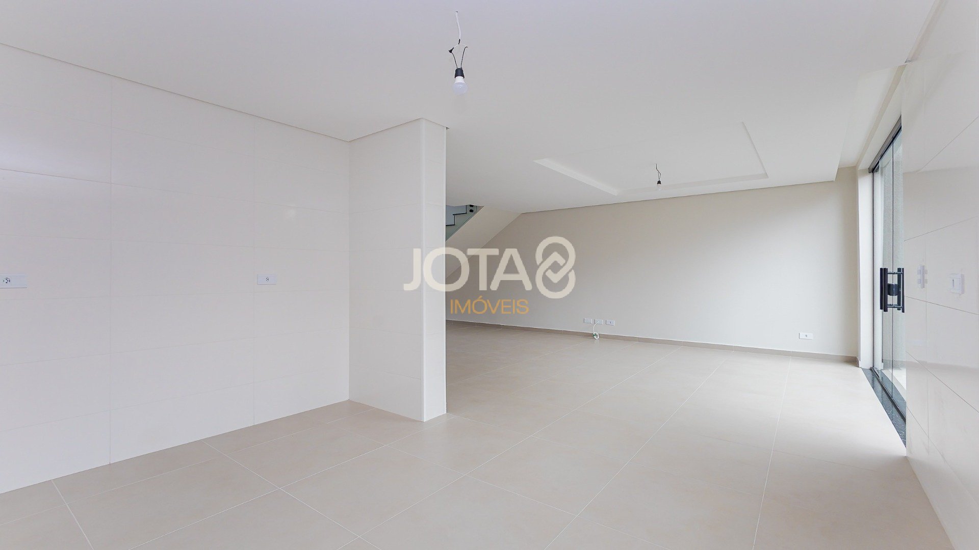 SOBRADO TRIPLEX COM  3 QUARTOS, JARDIM E TERRACO