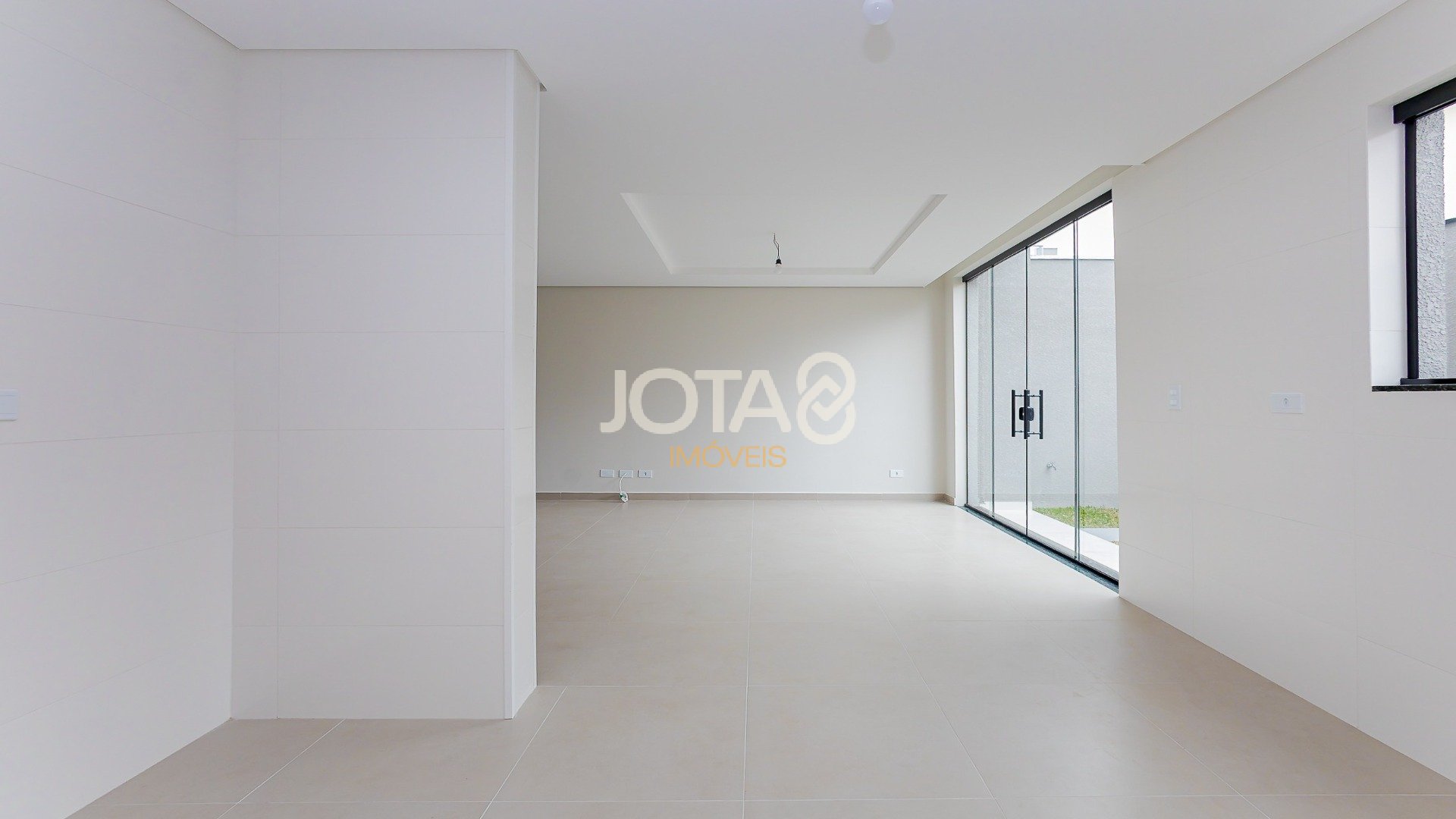 SOBRADO TRIPLEX COM  3 QUARTOS, JARDIM E TERRACO