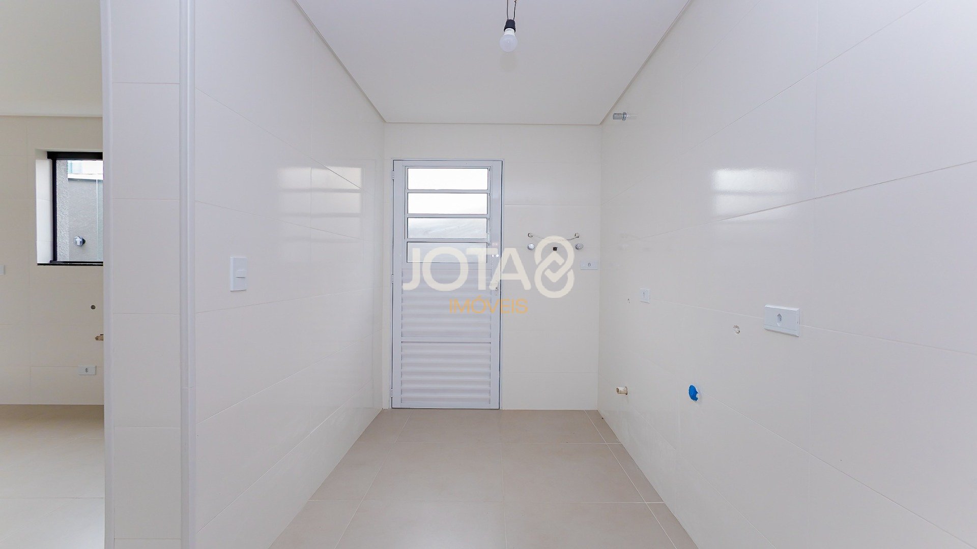 SOBRADO TRIPLEX COM  3 QUARTOS, JARDIM E TERRACO