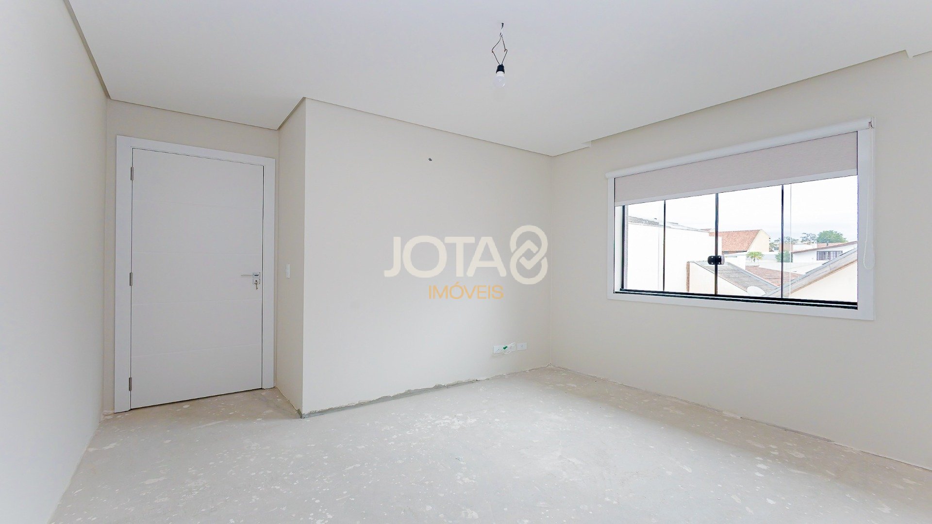 SOBRADO TRIPLEX COM  3 QUARTOS, JARDIM E TERRACO