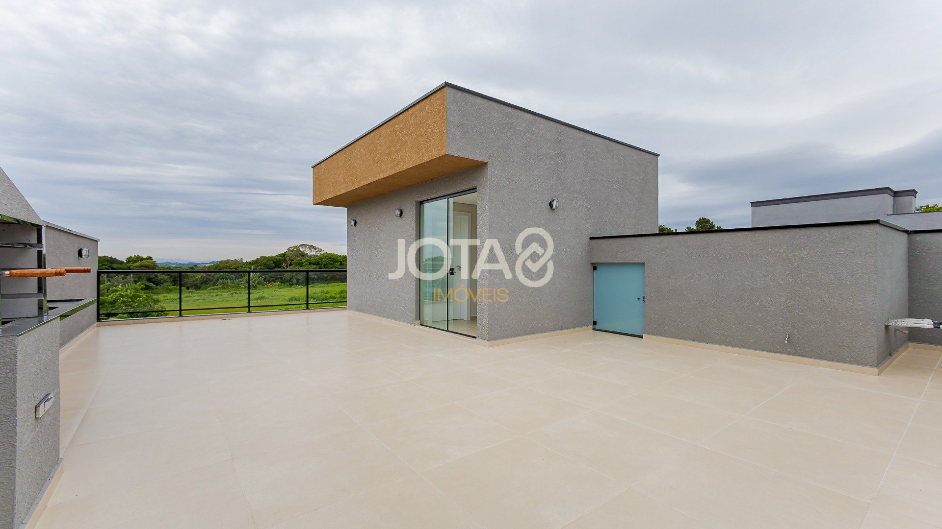 SOBRADO TRIPLEX COM  3 QUARTOS, JARDIM E TERRACO