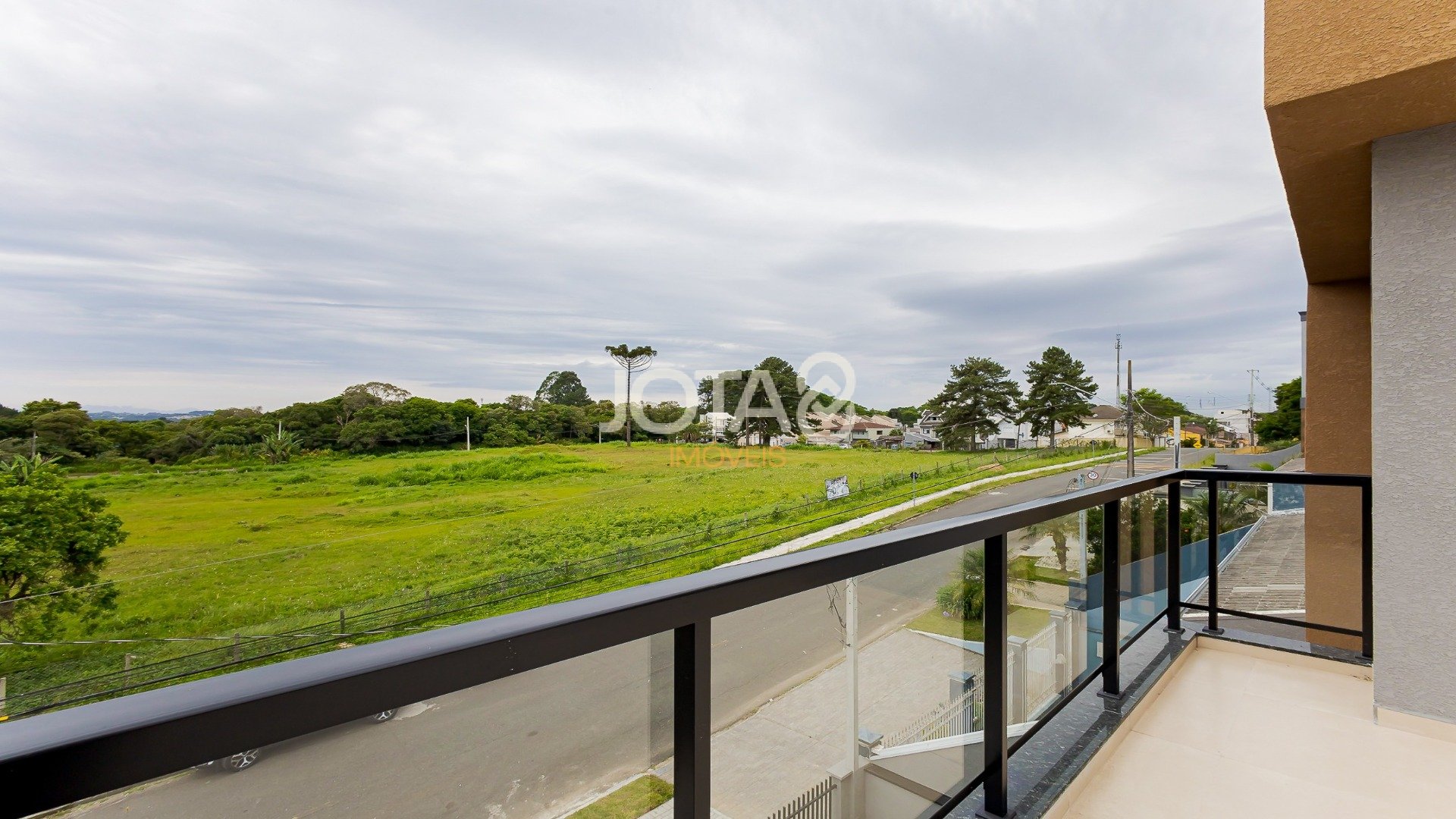 SOBRADO TRIPLEX COM  3 QUARTOS, JARDIM E TERRACO
