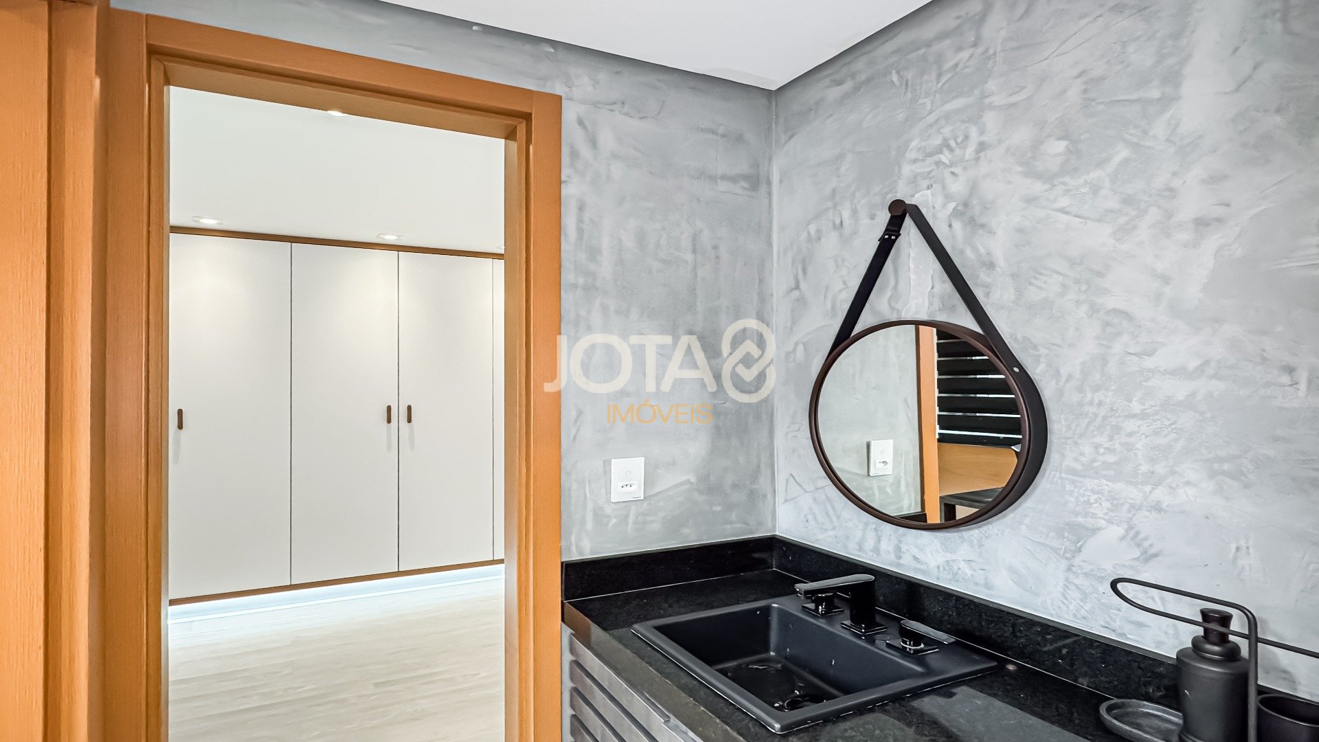 CASA EM CONDOMÍNIO COM 4 SUÍTES E TERRENO COM PISCINA NO SÃO BRAZ