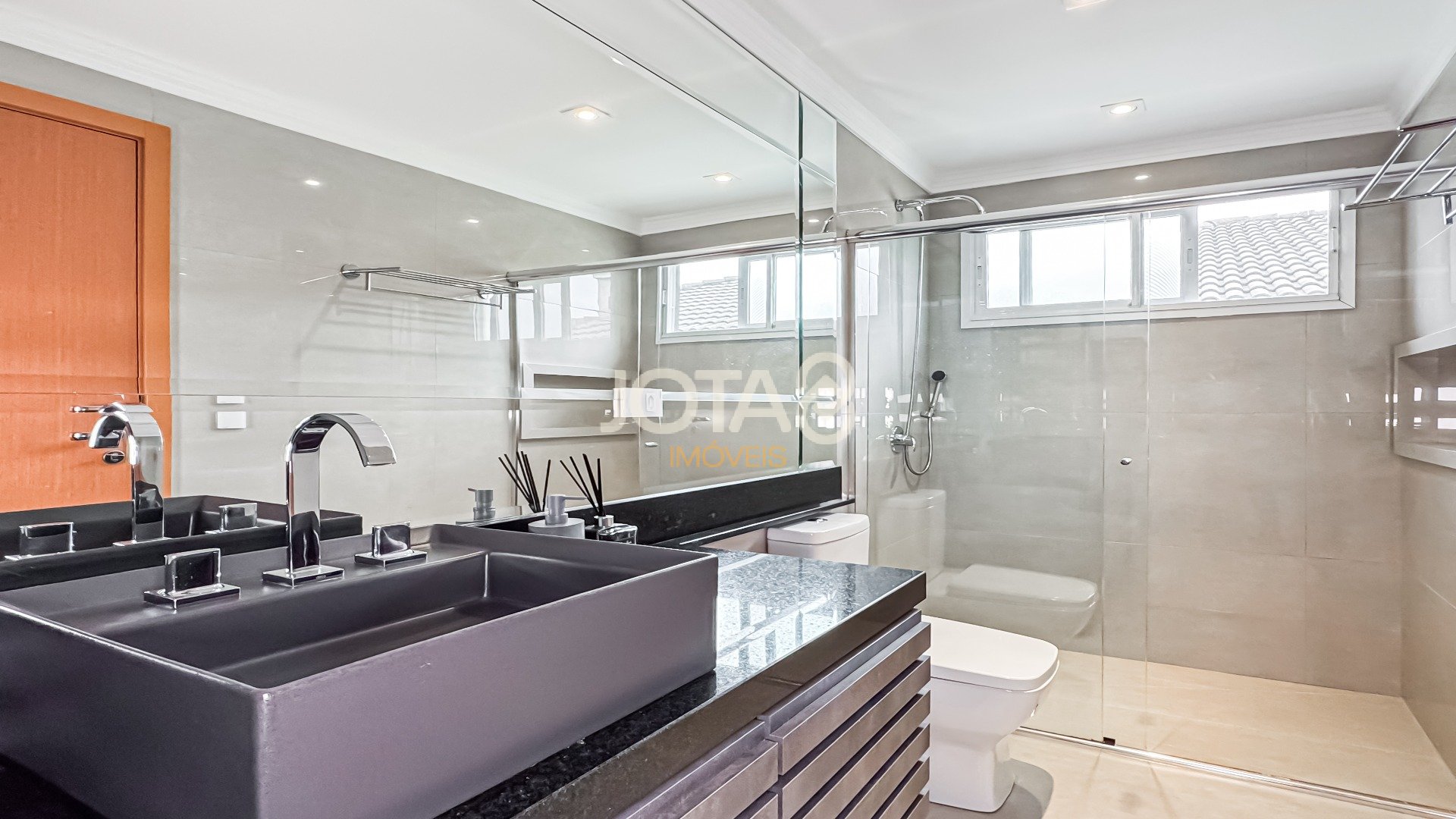 CASA EM CONDOMÍNIO COM 4 SUÍTES E TERRENO COM PISCINA NO SÃO BRAZ