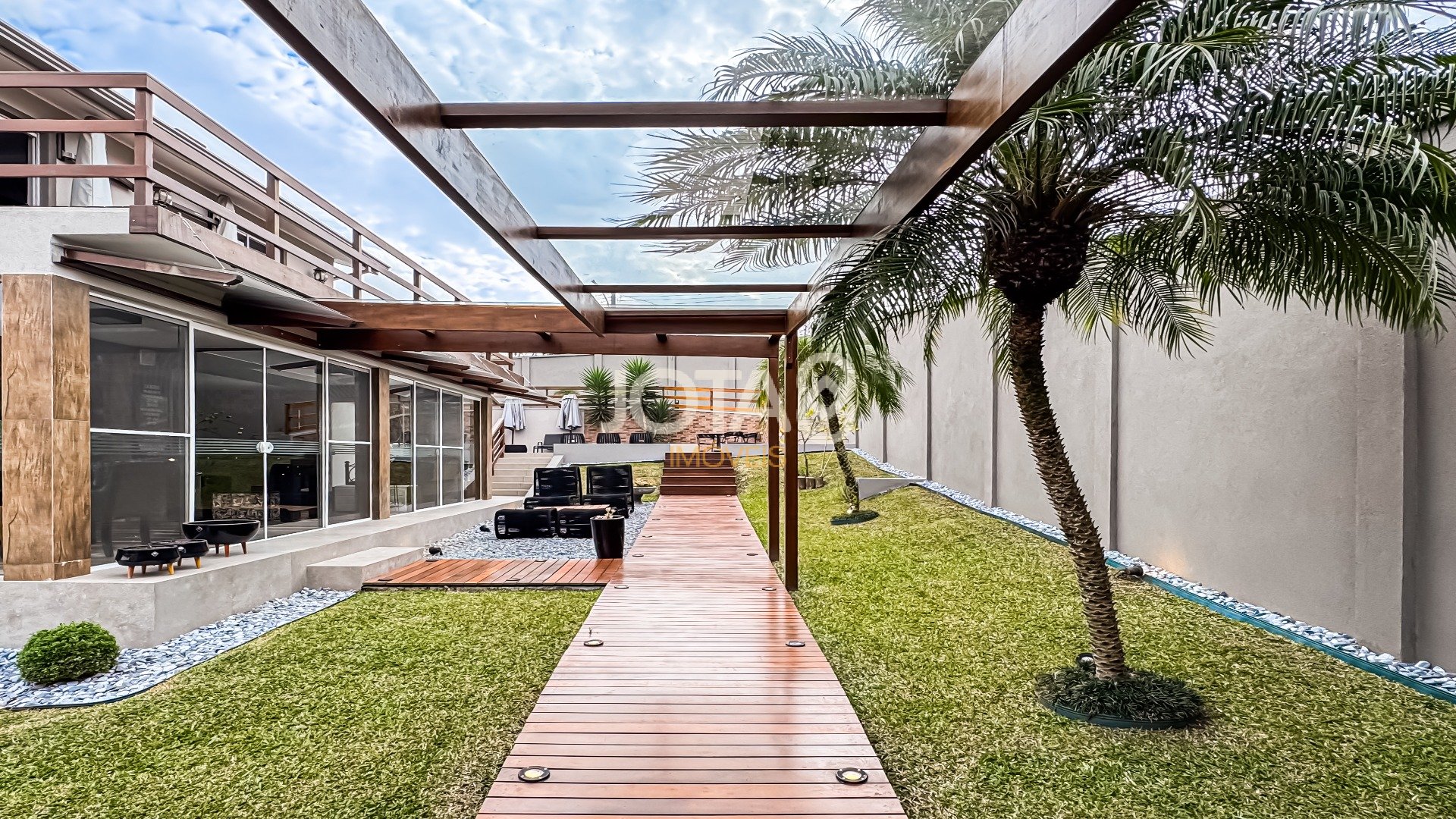 CASA EM CONDOMÍNIO COM 4 SUÍTES E TERRENO COM PISCINA NO SÃO BRAZ