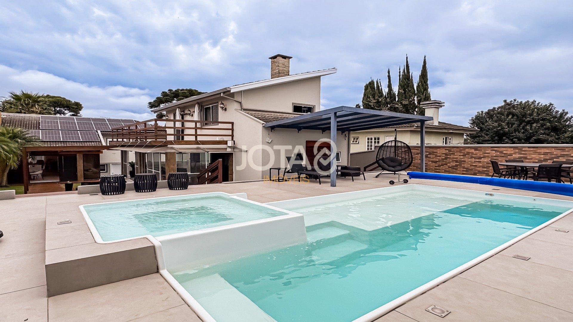 CASA EM CONDOMÍNIO COM 4 SUÍTES E TERRENO COM PISCINA NO SÃO BRAZ