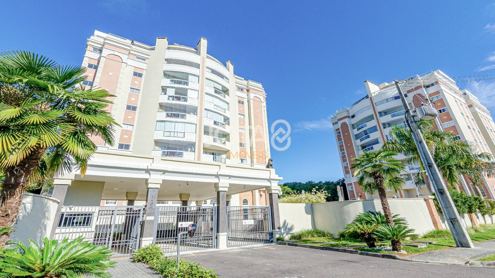 ESPAÇOSO E SOFISTICADO APARTAMENTO EM CONDOMÍNIO CLUBE COM MUITO VERDE