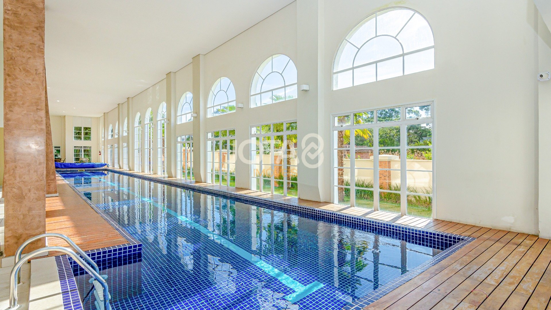 ESPAÇOSO E SOFISTICADO APARTAMENTO EM CONDOMÍNIO CLUBE COM MUITO VERDE