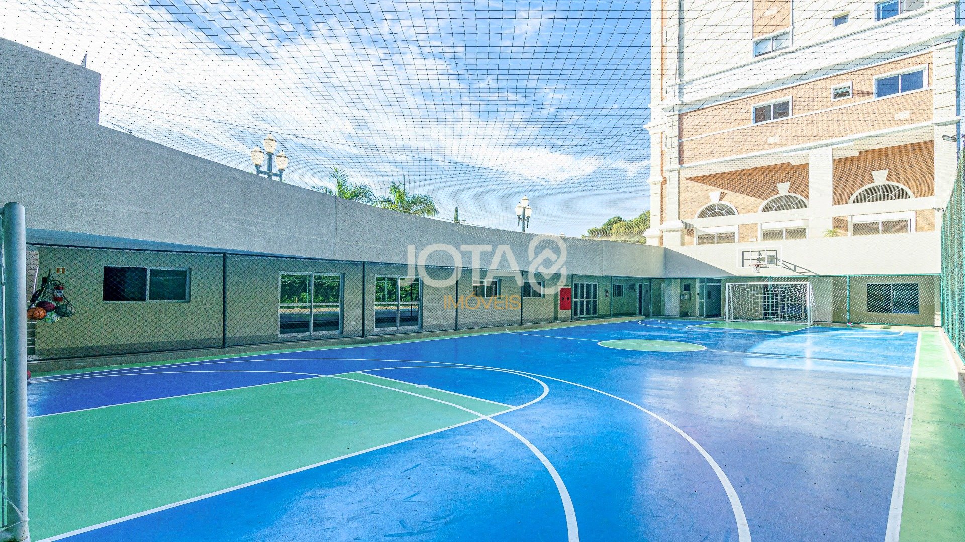 ESPAÇOSO E SOFISTICADO APARTAMENTO EM CONDOMÍNIO CLUBE COM MUITO VERDE