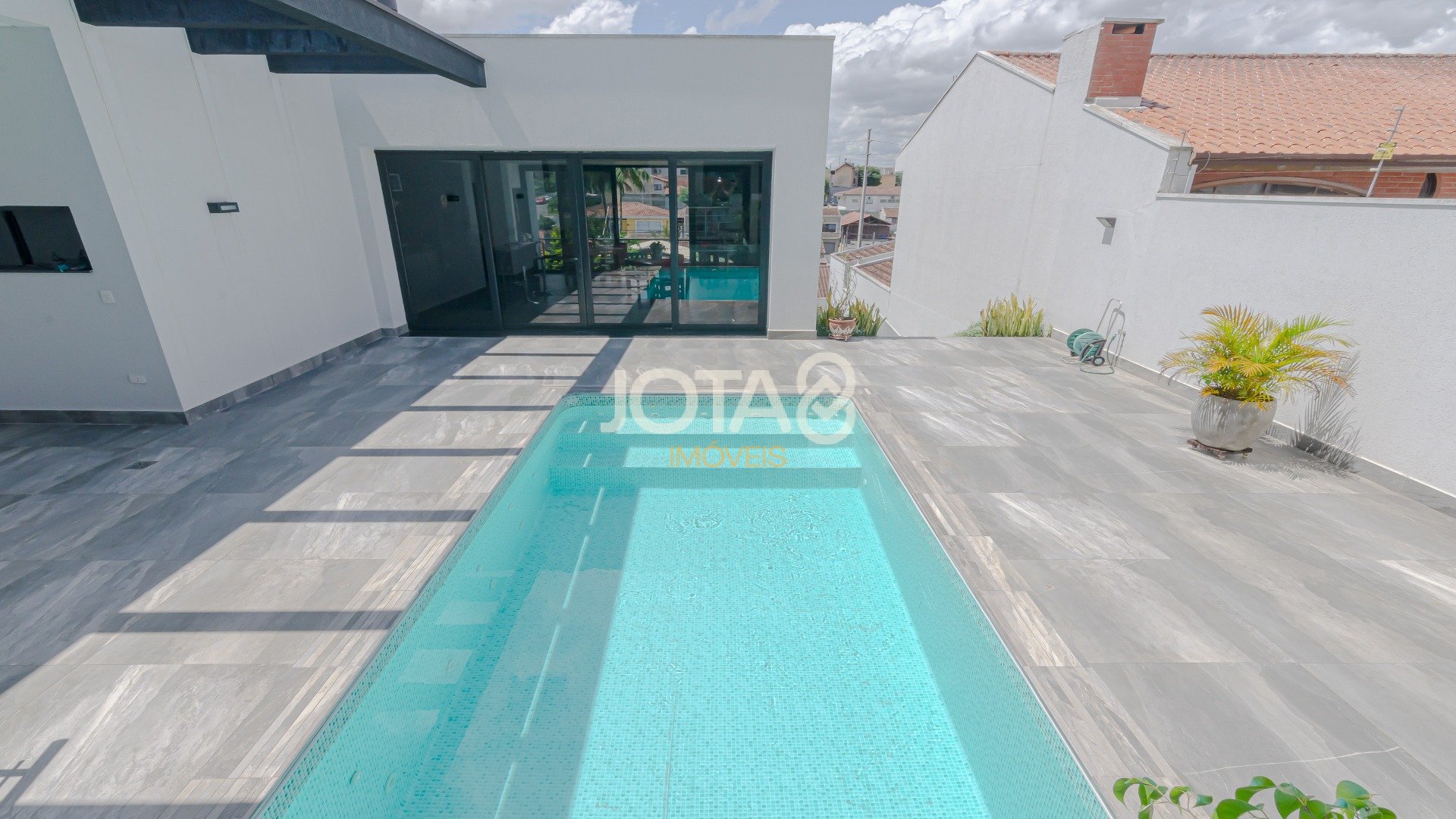 CASA COM 3 QUARTOS SENDO 01 SUÍTE EM RUA TRANQUILA
