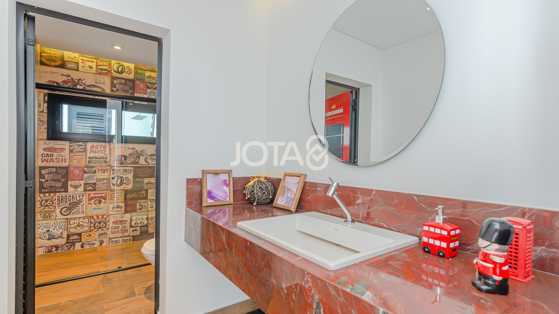 CASA COM 3 QUARTOS SENDO 01 SUÍTE EM RUA TRANQUILA