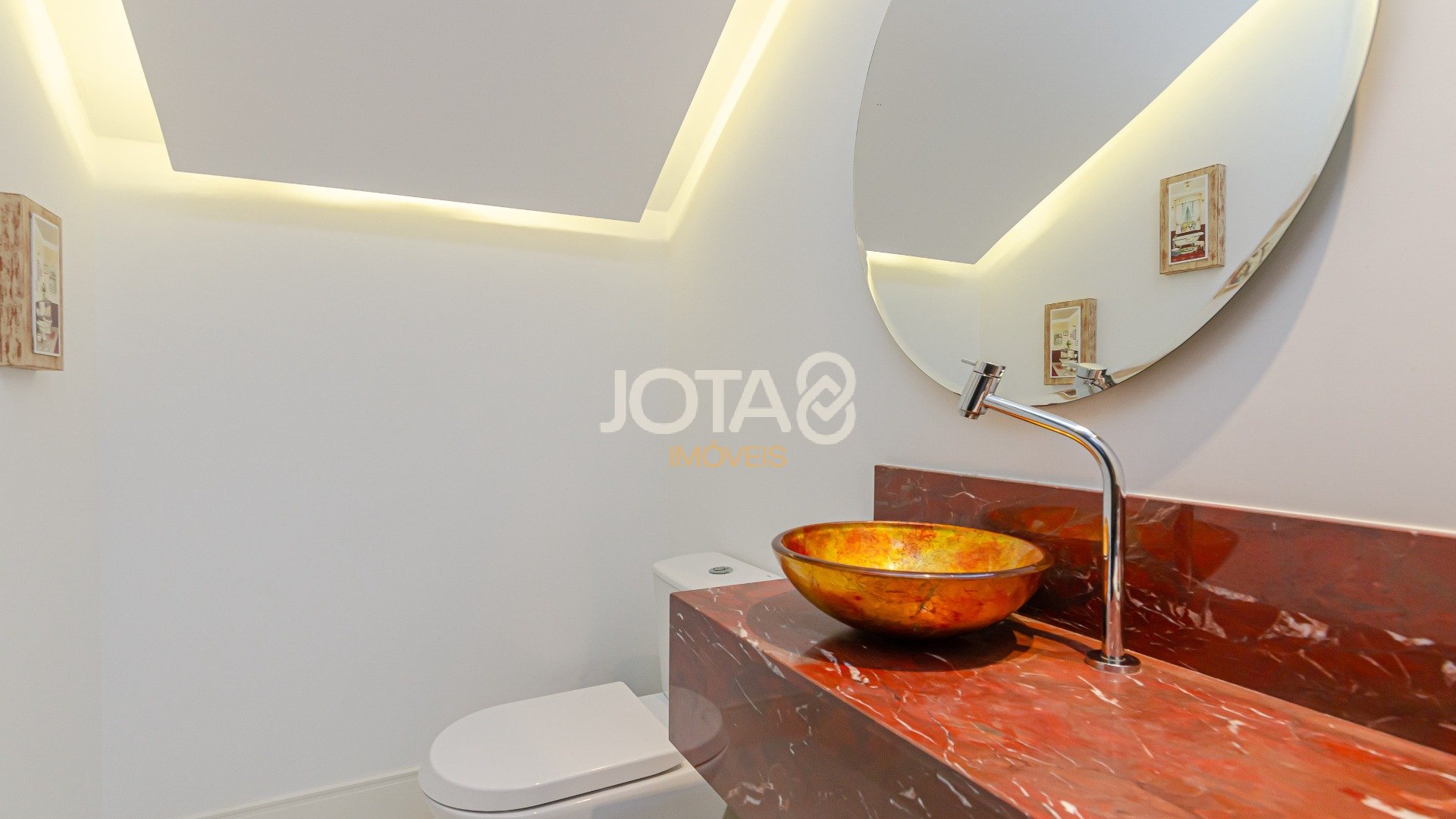 CASA COM 3 QUARTOS SENDO 01 SUÍTE EM RUA TRANQUILA