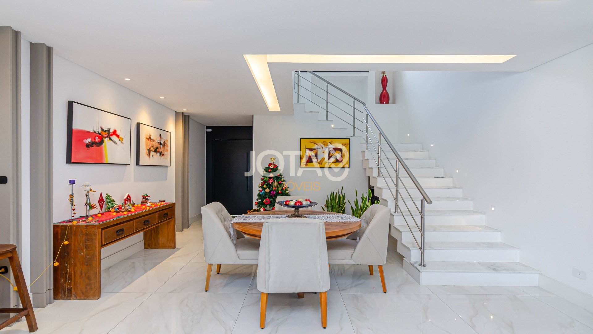 CASA COM 3 QUARTOS SENDO 01 SUÍTE EM RUA TRANQUILA