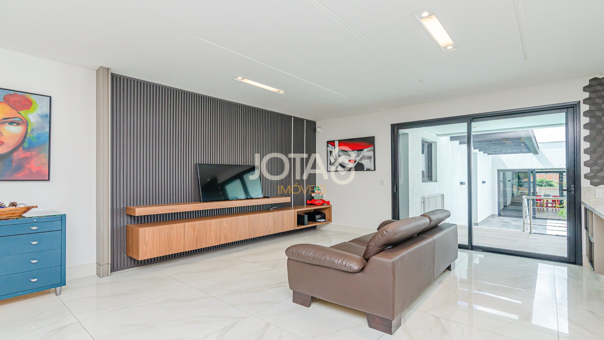 CASA COM 3 QUARTOS SENDO 01 SUÍTE EM RUA TRANQUILA