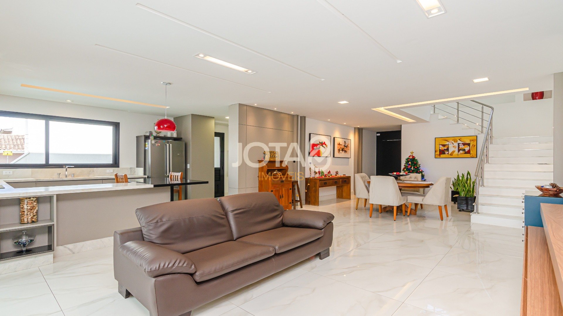 CASA COM 3 QUARTOS SENDO 01 SUÍTE EM RUA TRANQUILA