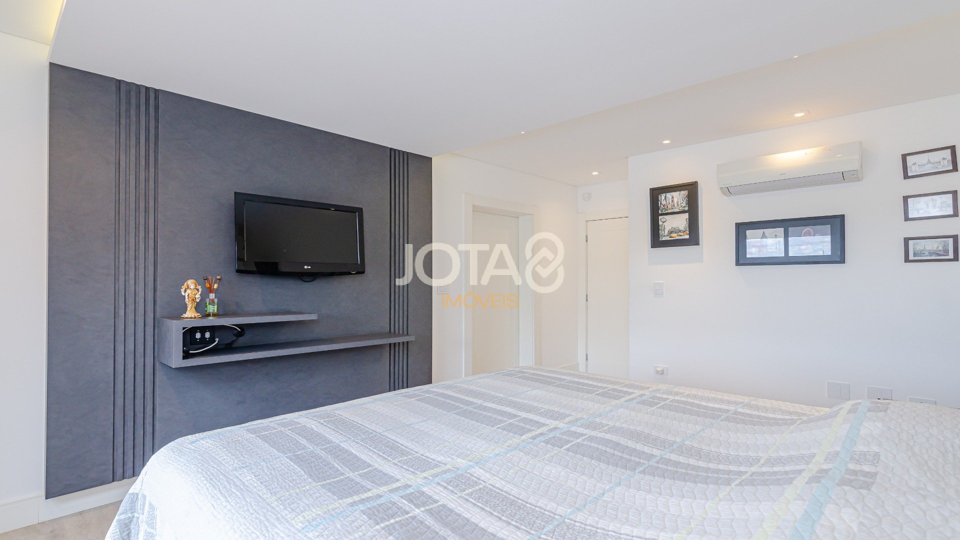 CASA COM 3 QUARTOS SENDO 01 SUÍTE EM RUA TRANQUILA