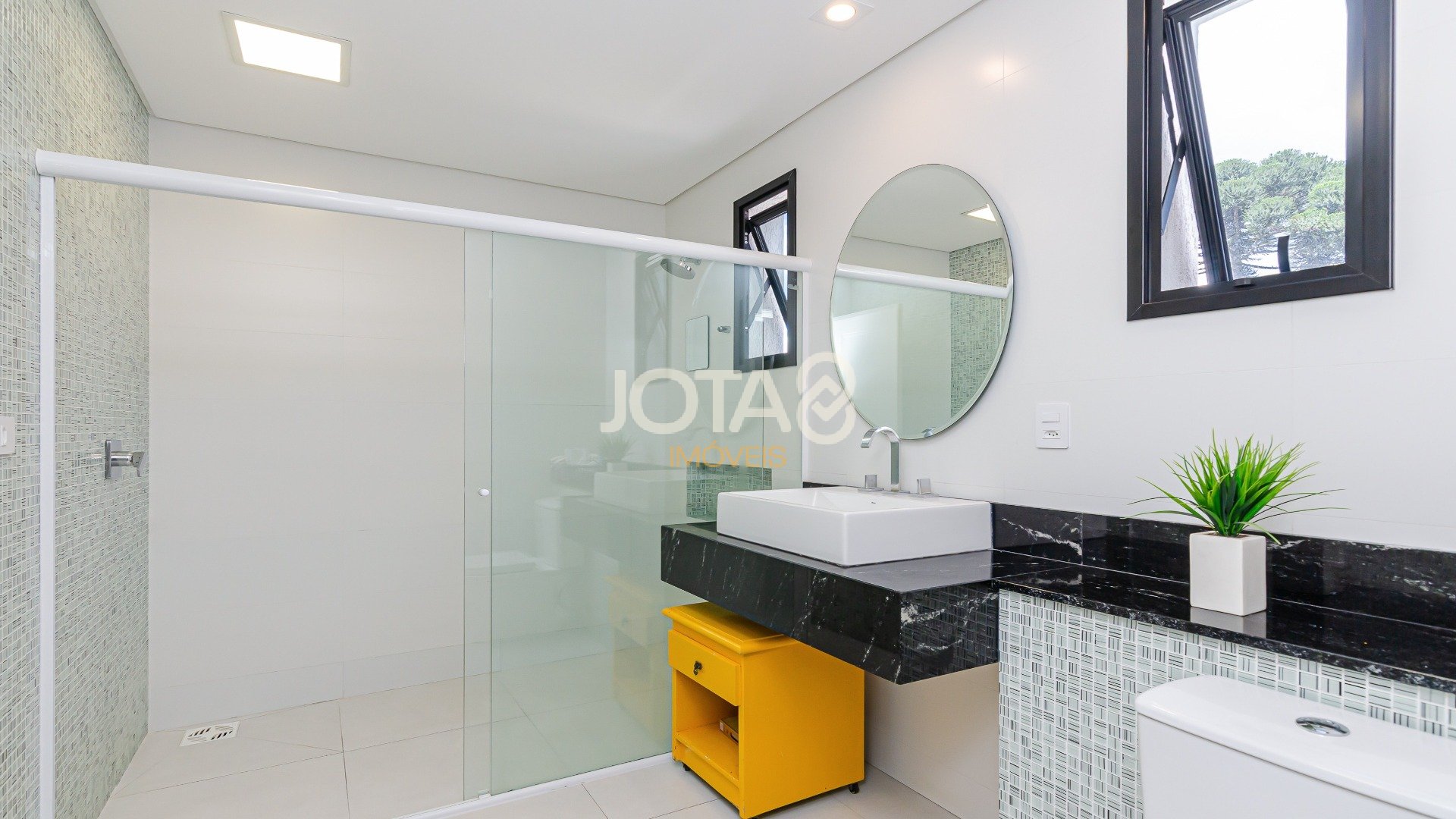 CASA COM 3 QUARTOS SENDO 01 SUÍTE EM RUA TRANQUILA