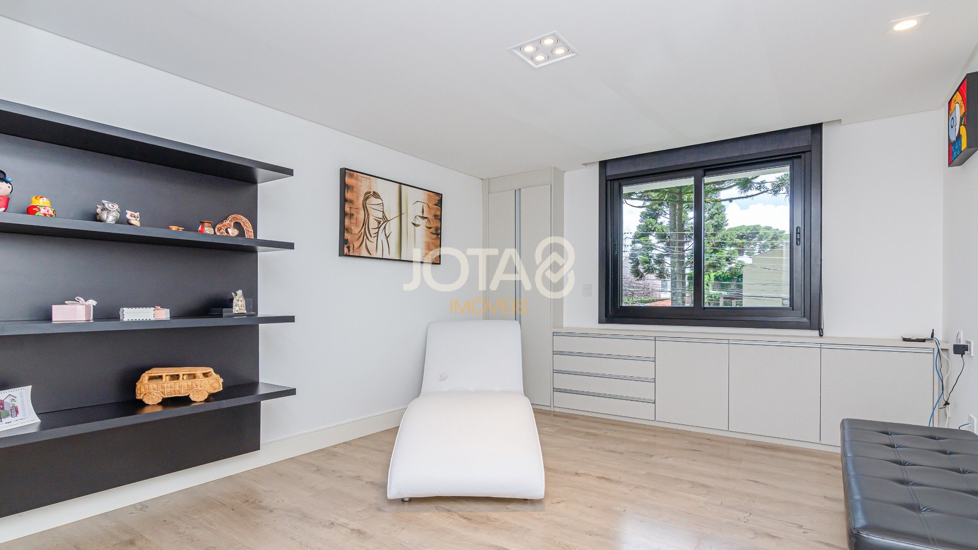 CASA COM 3 QUARTOS SENDO 01 SUÍTE EM RUA TRANQUILA