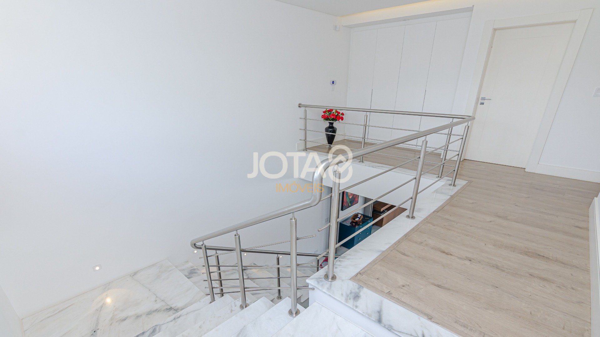 CASA COM 3 QUARTOS SENDO 01 SUÍTE EM RUA TRANQUILA