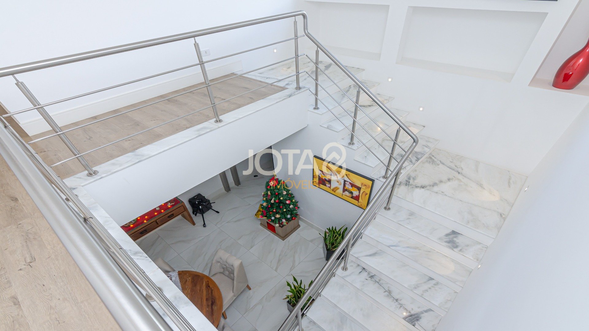 CASA COM 3 QUARTOS SENDO 01 SUÍTE EM RUA TRANQUILA