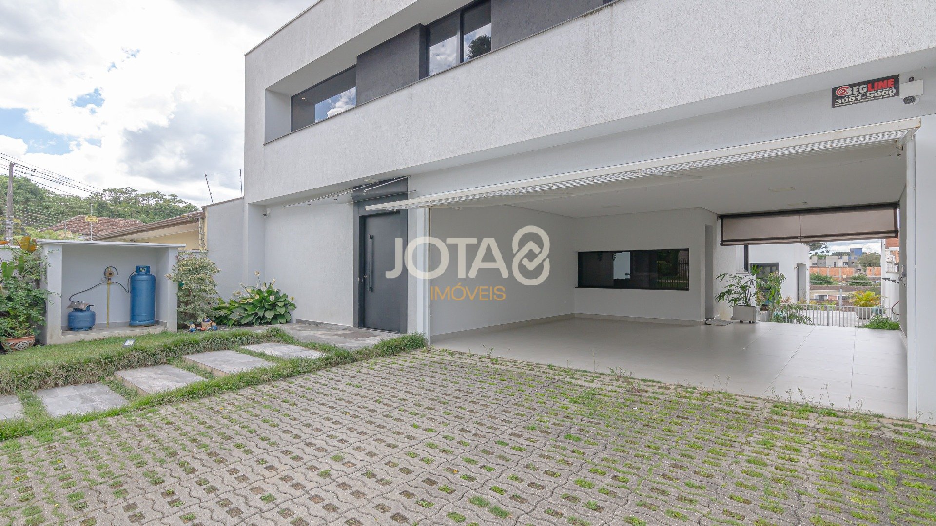CASA COM 3 QUARTOS SENDO 01 SUÍTE EM RUA TRANQUILA