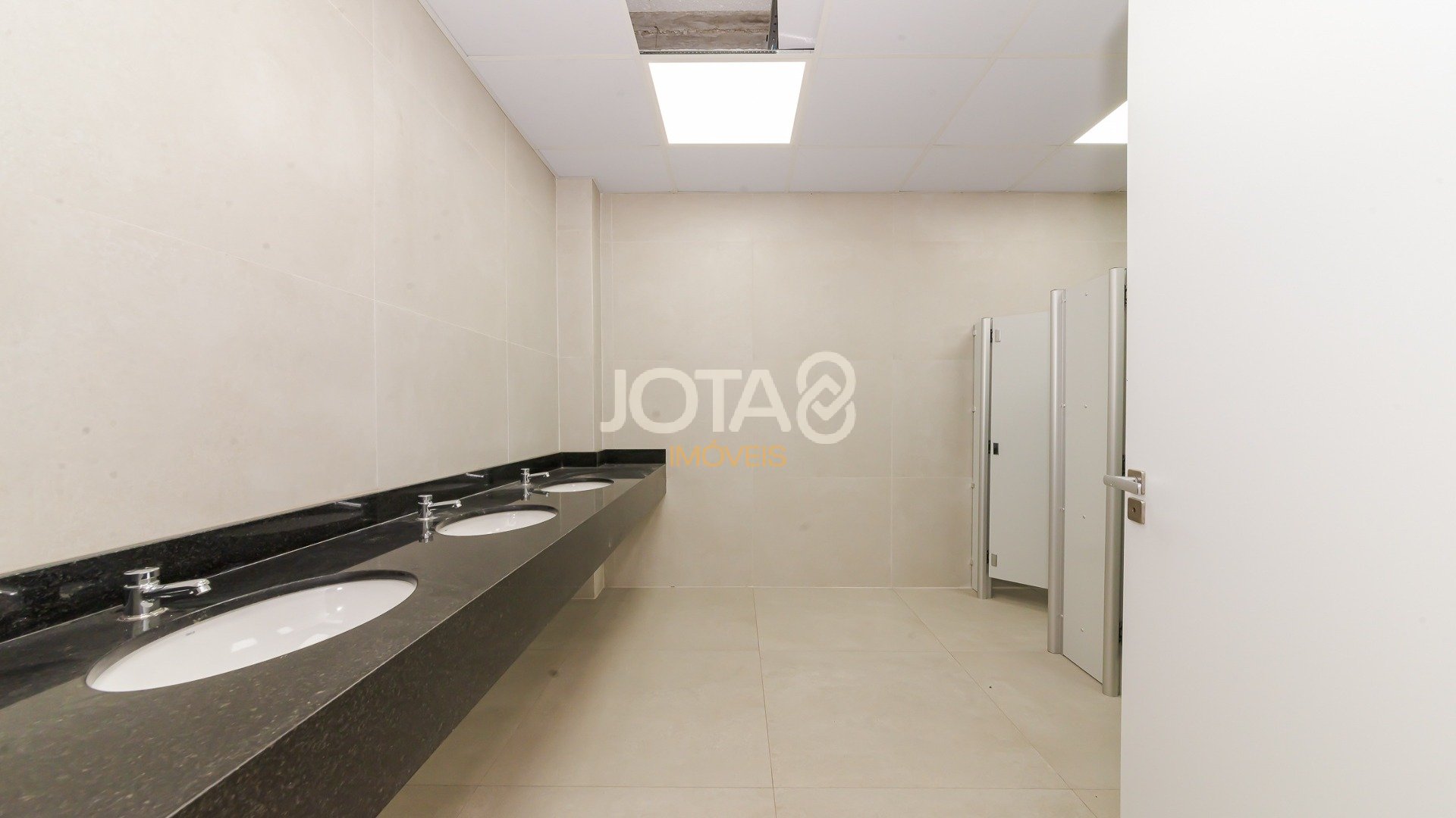 EXCPECIONAL PONTO COMERCIAL EM LOCAÇÃO ESTRATÉGICA NA BATEL